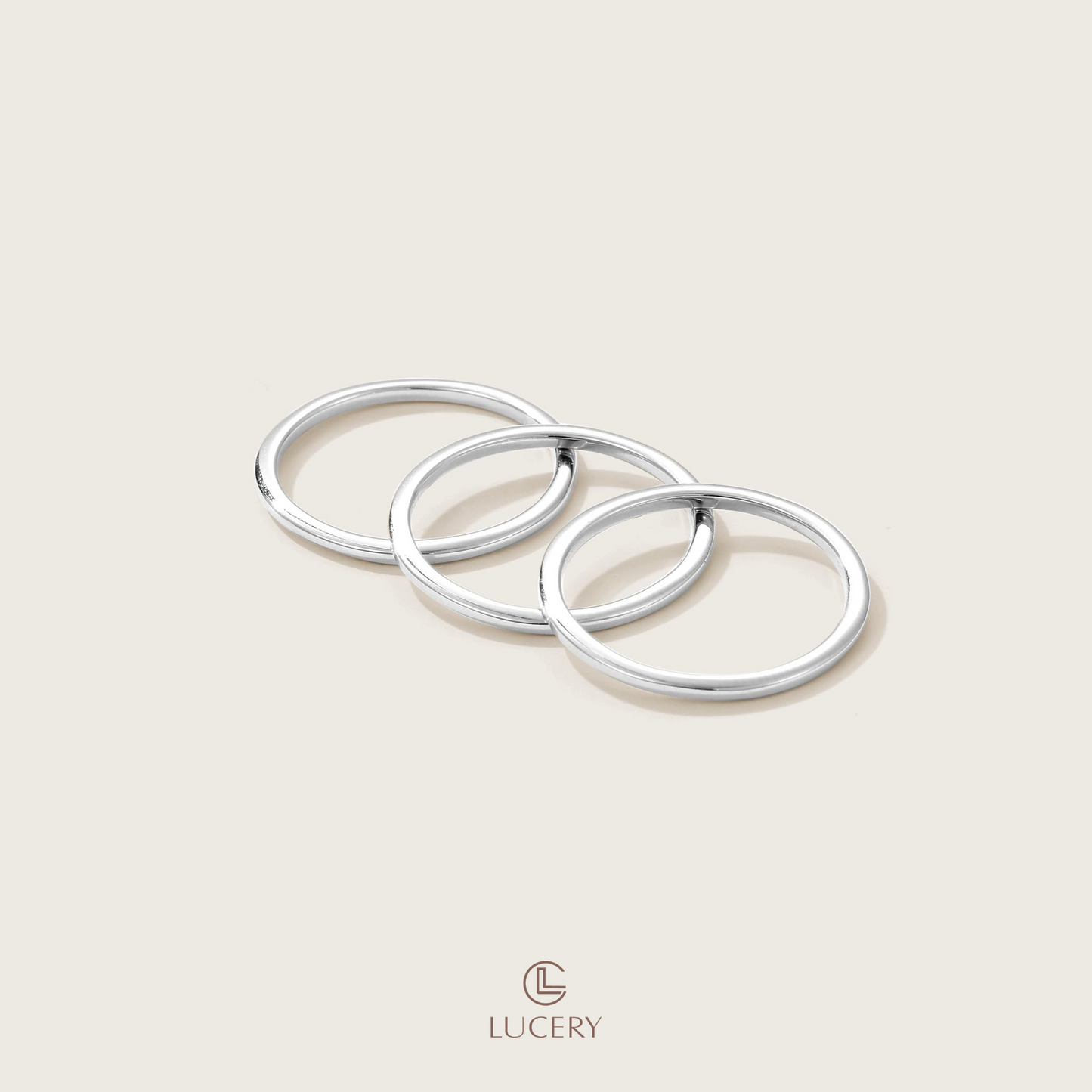 This bold ring features intertwined bands of 18K gold-plated S925 silver, creating a fluid, sculptural form that's both modern and timeless. It's a striking piece that wraps the finger in layers of luxury.