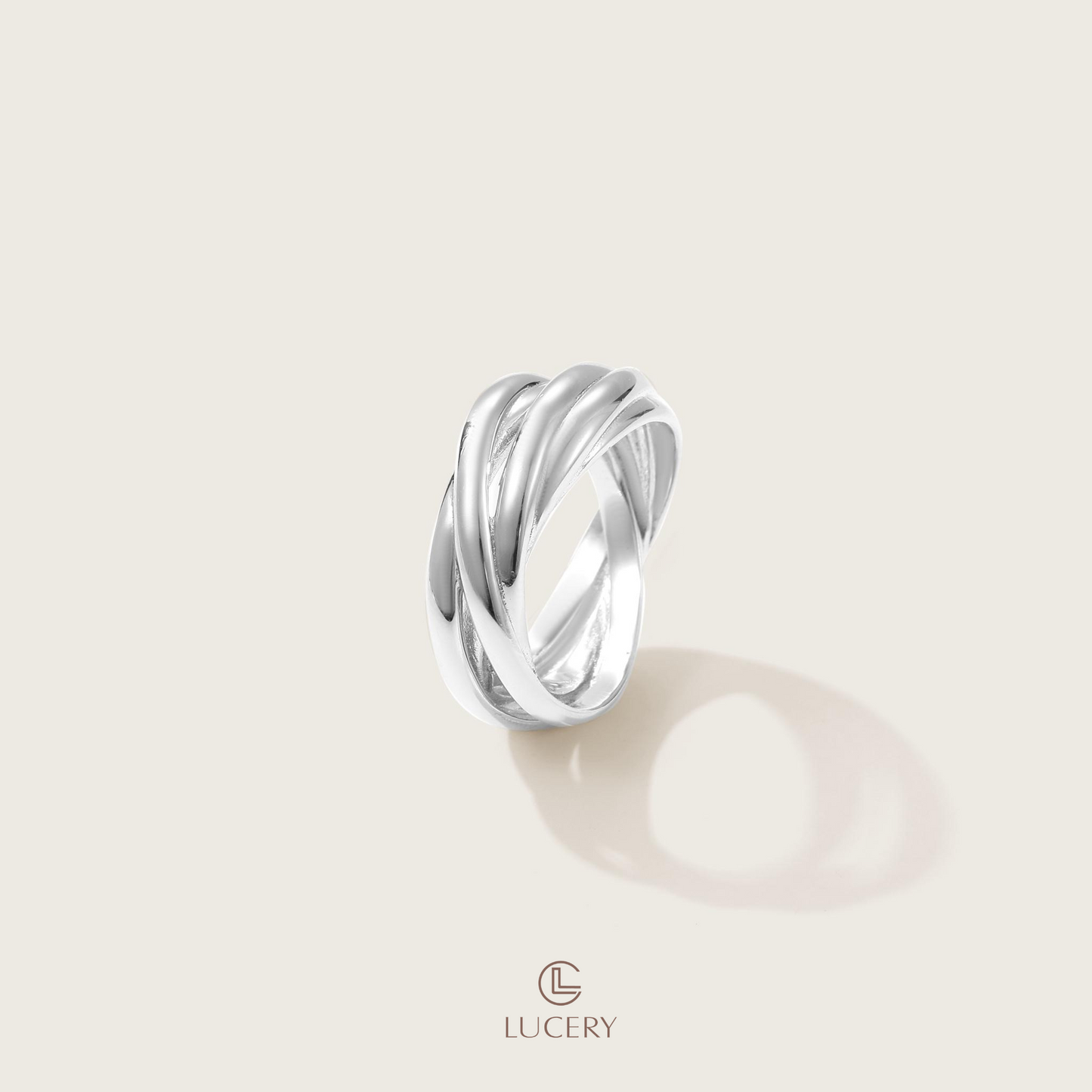 This ring is a testament to timeless elegance with its intertwining bands of 18K gold-plated S925 silver, symbolizing unity and strength. Its polished finish and dynamic form make it an exquisite addition to any jewelry collection.