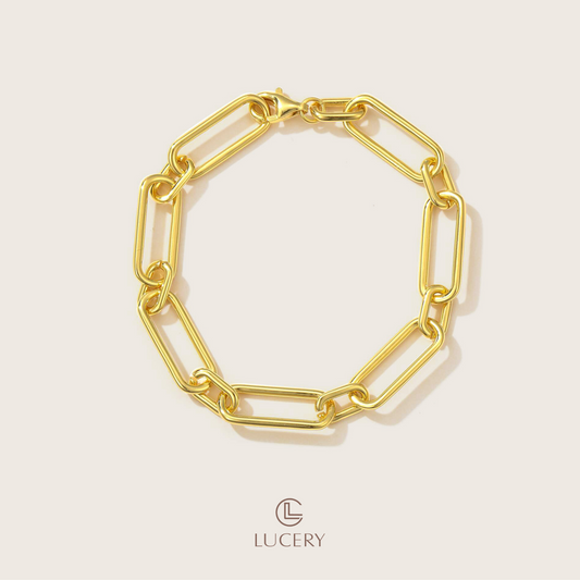 Crafted with precision, this 18K gold-plated S925 silver bracelet features strong, geometric links that make a statement of power and simplicity. It's a versatile piece that brings a touch of contemporary artistry to any attire.