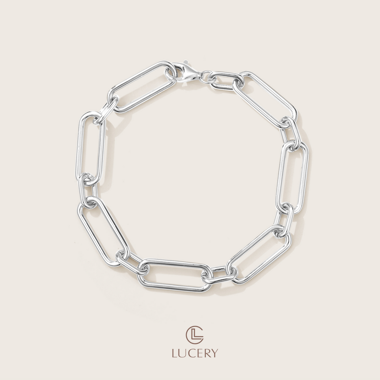 Crafted with precision, this 18K gold-plated S925 silver bracelet features strong, geometric links that make a statement of power and simplicity. It's a versatile piece that brings a touch of contemporary artistry to any attire.