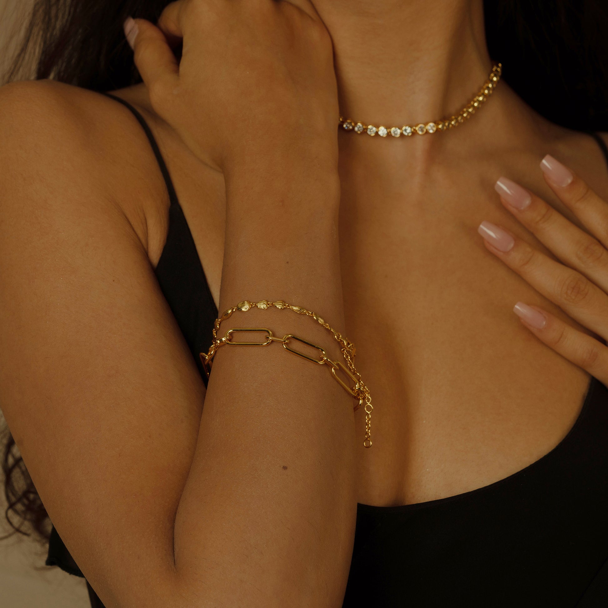 Crafted with precision, this 18K gold-plated S925 silver bracelet features strong, geometric links that make a statement of power and simplicity. It's a versatile piece that brings a touch of contemporary artistry to any attire.