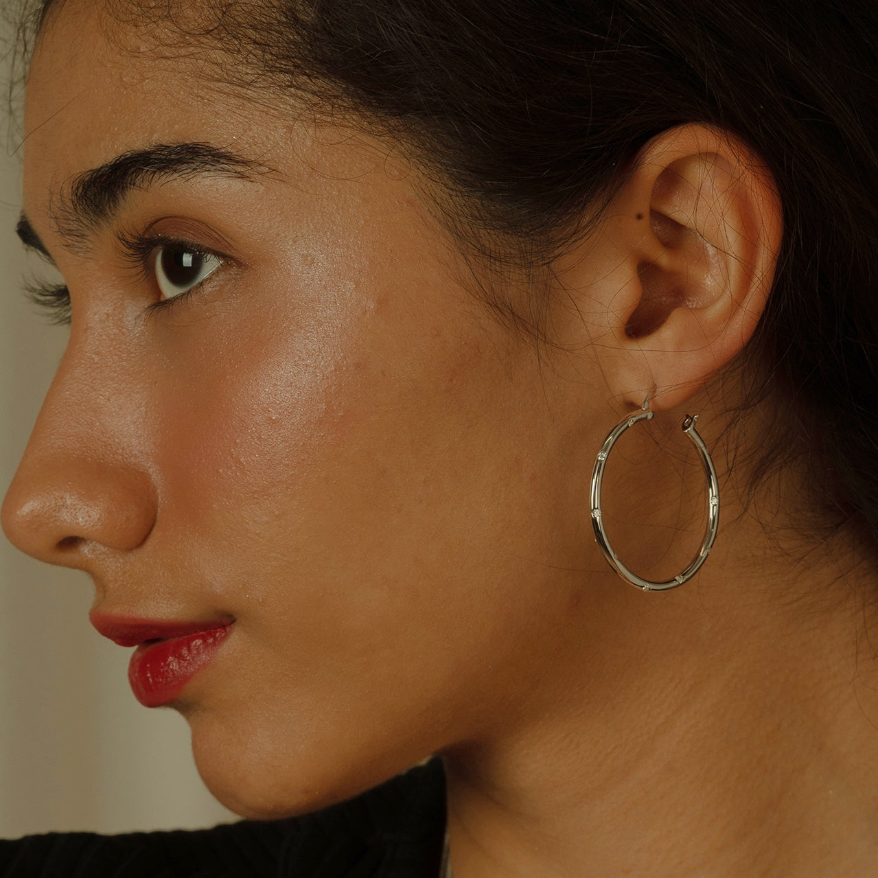 These Textured Zirconia Accent Hoop Earrings bring an elevated twist to the classic silhouette with their sparkling white zirconia embellishments. The textured details catch the light, adding a sophisticated shimmer to your everyday style.